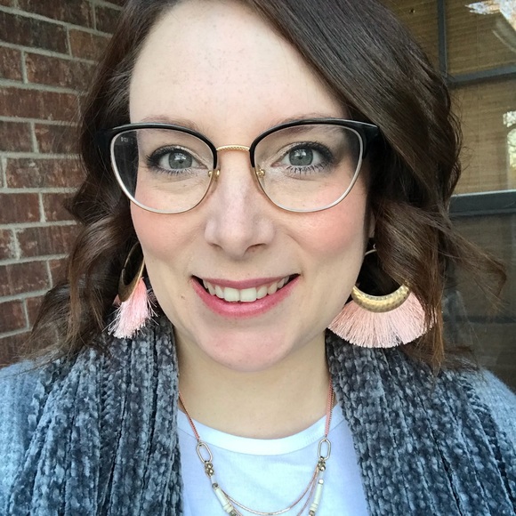 Meet your Posher, Amanda - Picture 2 of 2